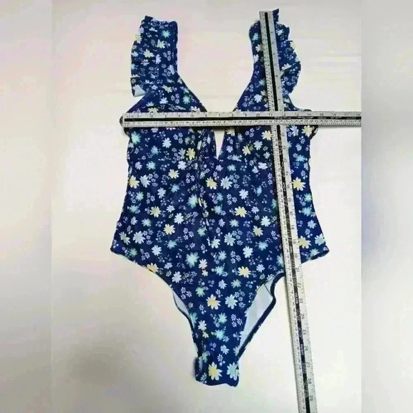 One Piece Flowered Ruffled Sleeve Swimsuit.  Ladies size Xl - Picture 3 of 5